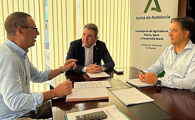 Reunión del presidente de EBF, Luis Bejarano, con el delegado de Agricultura, Pesca, Agua y Desarrollo Rural en Huelva, Álvaro Burgos, y el responsable de Agricultura, Ganadería, Industria y Calidad, Alejandro Palacio Villegas,
