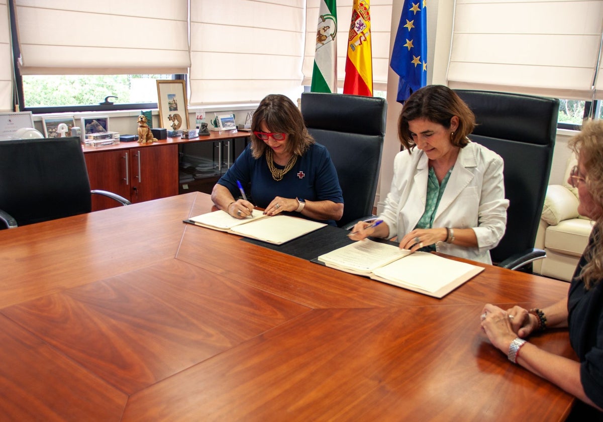 La consejera de Empleo y la presidenta de Cruz Roja en Andalucía, en la firma del convenio