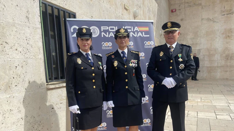 La agente Mónica Fernández, la comisaria principal López y el inspector Manuel Salvador en el acto de Rabanales