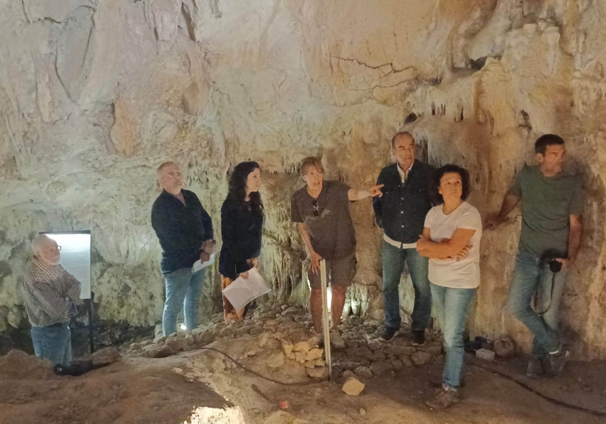 Visita de la diputada de Arquitectura, Carmen Sellés, a la Cova de l'Or en Beniarrés