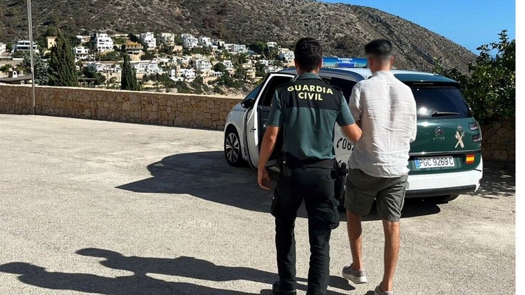 Imagen del detenido junto a un agente de la Guardia Civil