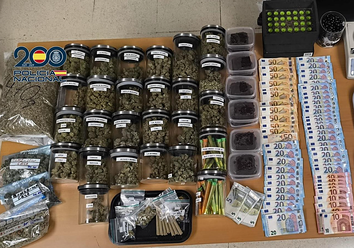 Parte de la droga y enseres incautados en el operativo