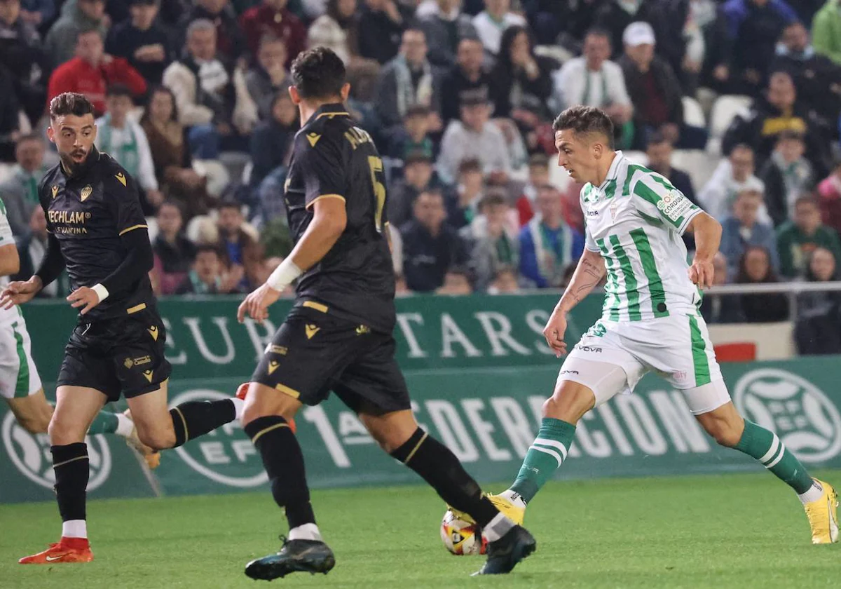 Carracedo conduce el balón durante el último partido en casa ante el Castellón