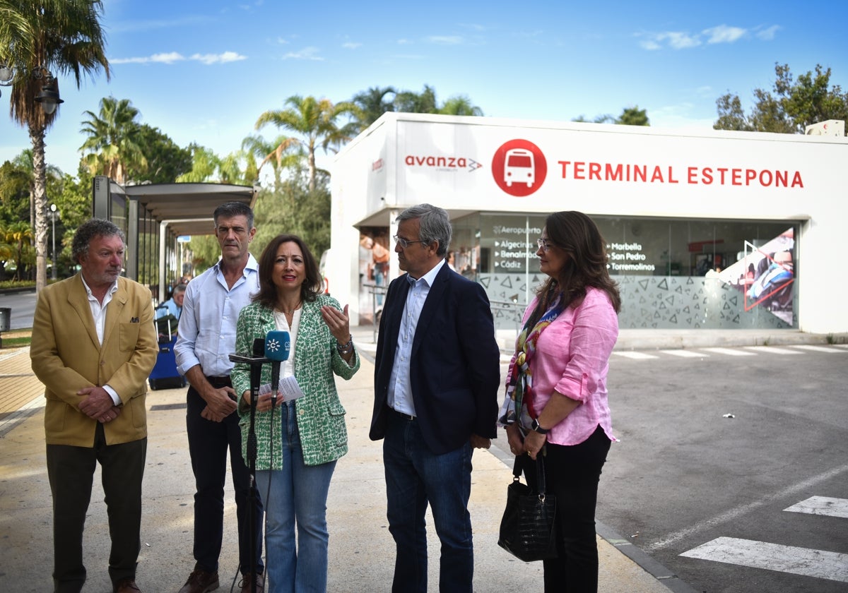 Patricia Navarro durante su intervención en Estepona con el alcalde José María García Urbano