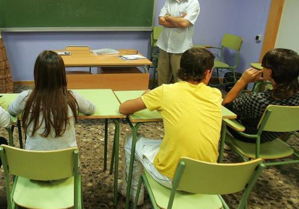 Un docente en clase con alumnos en un centro educativo de la Comunidad Valenciana