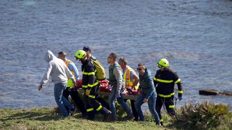 Momento en que trasladan el cadáver de uno de los tripulantes del pesquero Rúa Mar