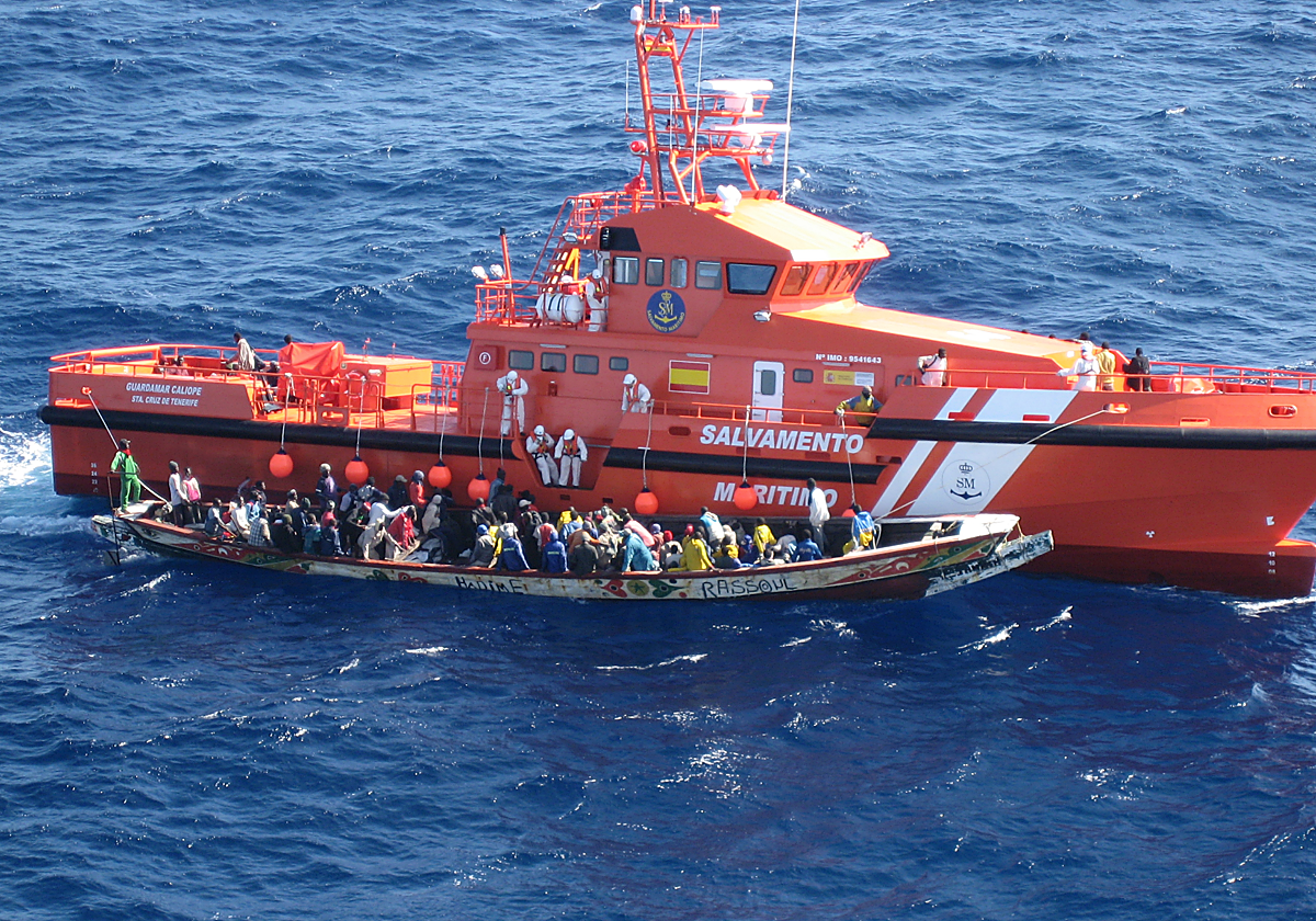 Rescate de un cayuco een foto de archivo