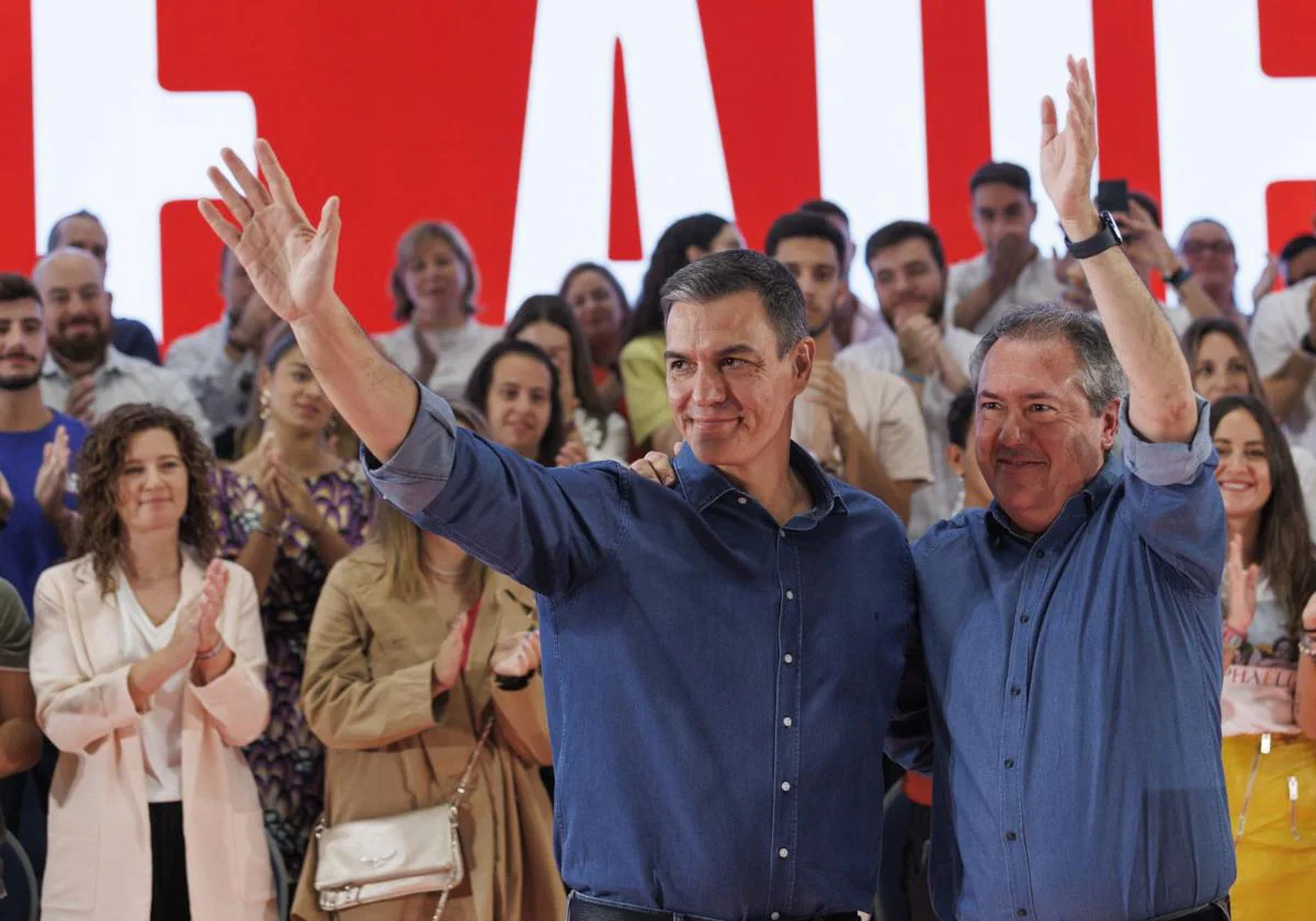 Pedro sánchez junto a Juan Espadas, líder del PSOE en Andalucía, en un mitin