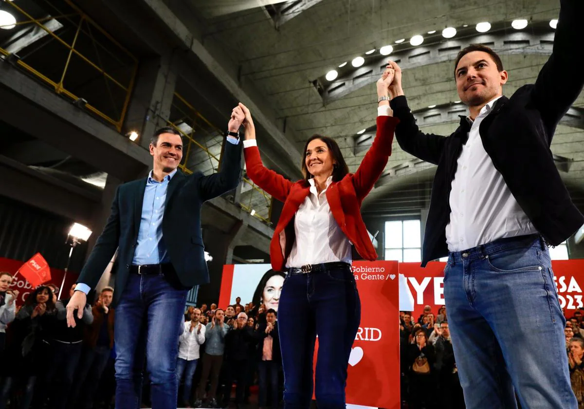 Pedro Sánchez, junto a los líderes socialistas de Madrid, Reyes Maroto y Juan Lobato