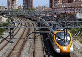 Evacuados 70 pasajeros por un incendio en la catenaria de Rodalies entre las estaciones de Ripoll y Manlleu