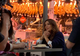 Comiendo jamón y en la peluquería: Eva Longoria se pasea por Córdoba mientras graba un documental