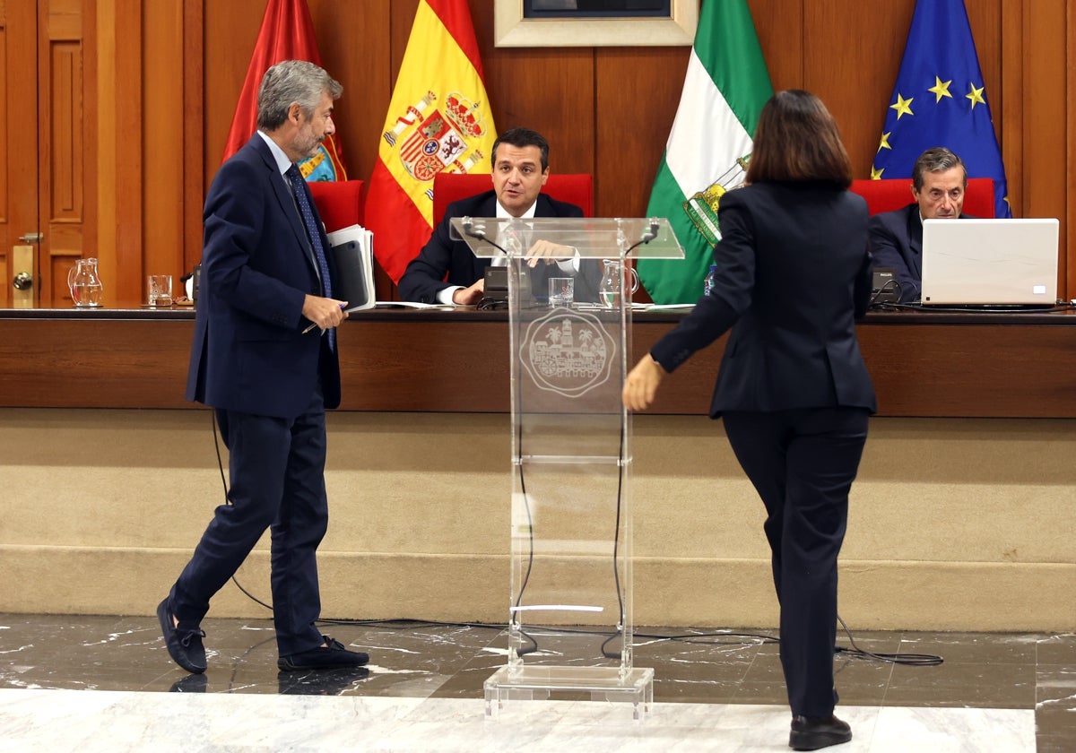 Torrico mira al alcalde antes de tomar la palabra en el debate del Estado de la Ciudad