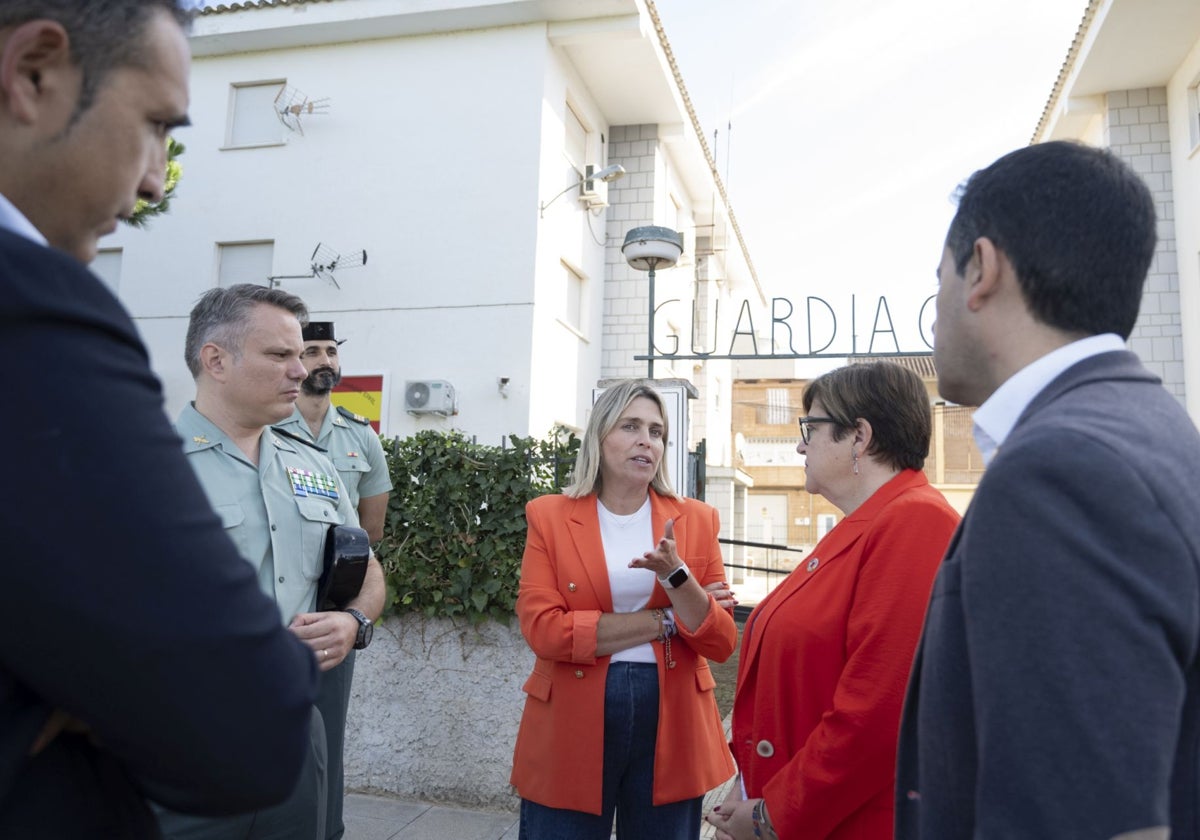 La presidenta de la Diputación de Castellón, Marta Barrachina, en su visita a las obras del cuartel de la Guardia Civil en Cabanes