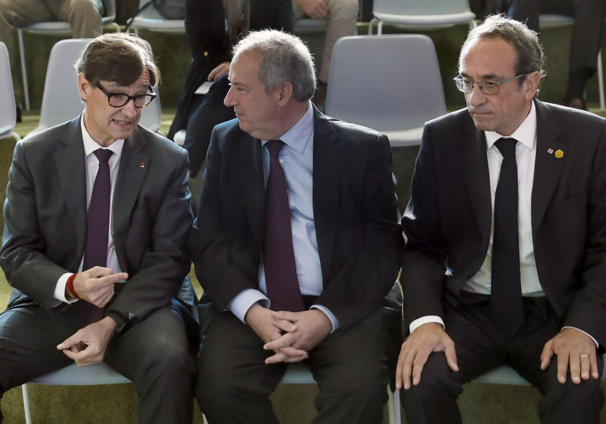 El presidente de la Generalitat de Cataluña, Salvador Illa; el ministro de Industria y Turismo, Jordi Hereu; Josep Rull, presidente del Parlament, ayer, en un acto en Barcelona