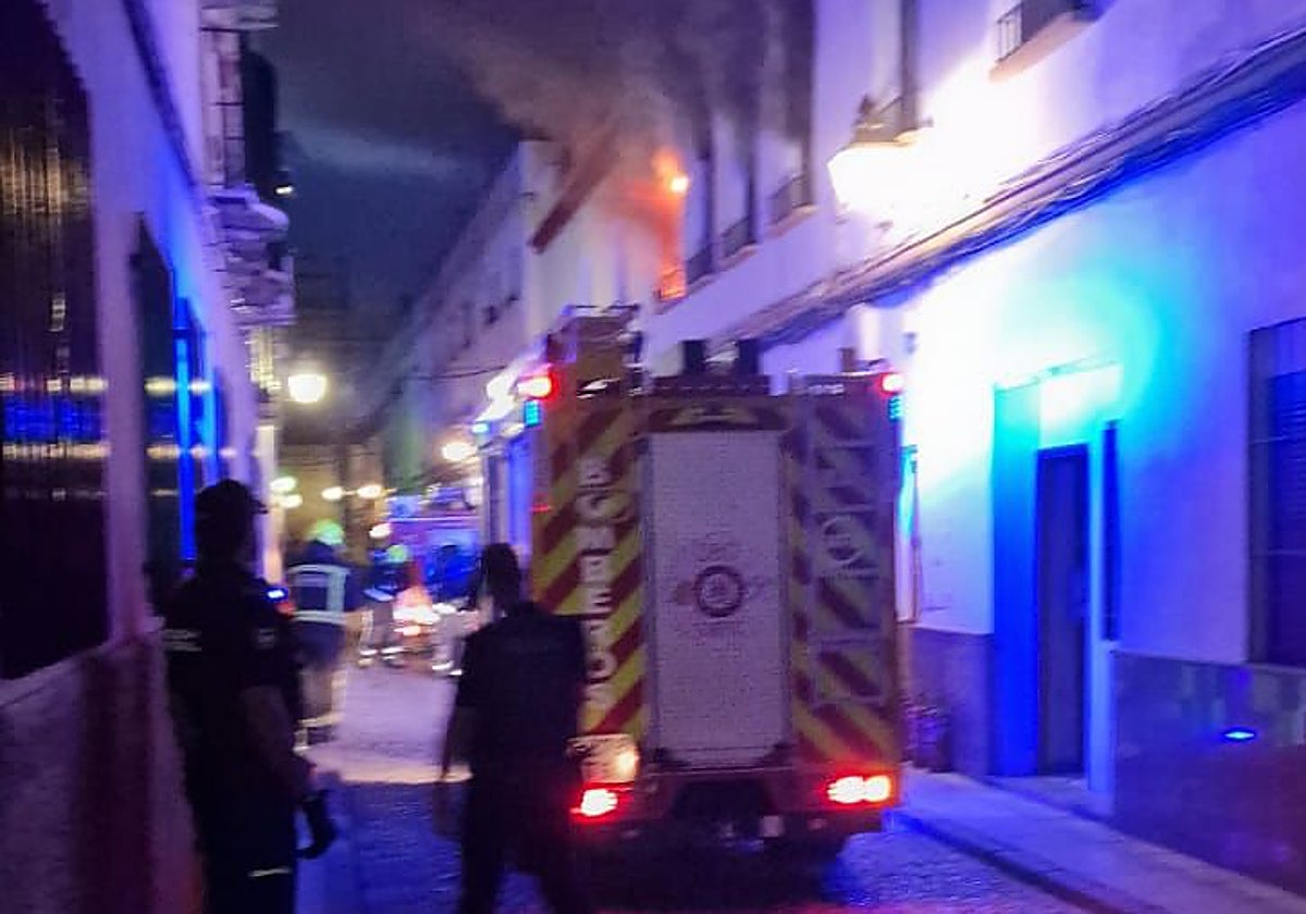 Los bomberos, junto a la casa incendiada