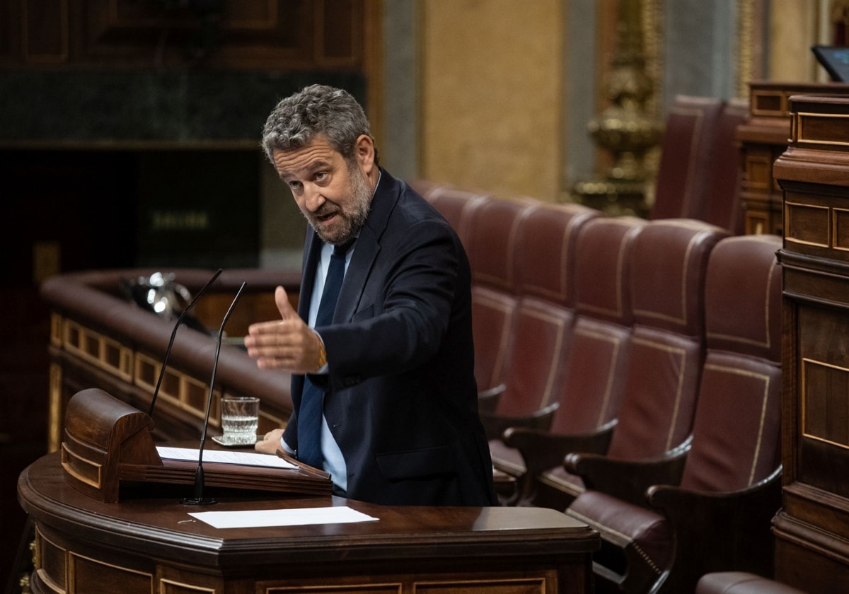 El diputado del PP Jaime de Olano, durante el debate de la ley del PSOE para ilegalizar la Fundación Franco