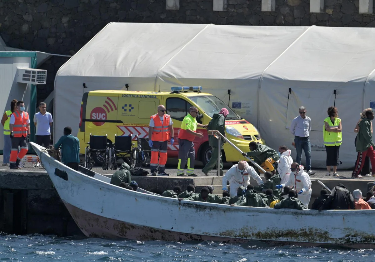 Un cayuco con 54 personas a bordo llega al puerto de La Restinga, en la isla de El Hierro