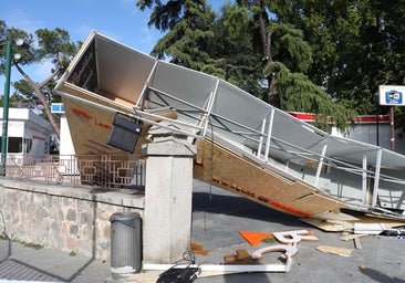 El fuerte viento derriba la estructura de acceso a Farcama en el Paseo de la Vega