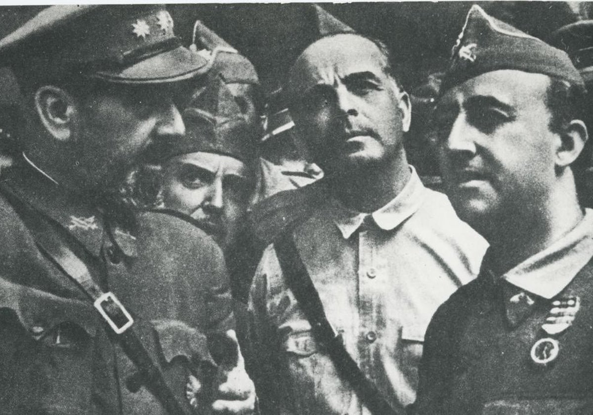 Toledo, 28 de septiembre de 1936. Guerra civil, el general Franco recorre las ruinas del alcazar de Toledo