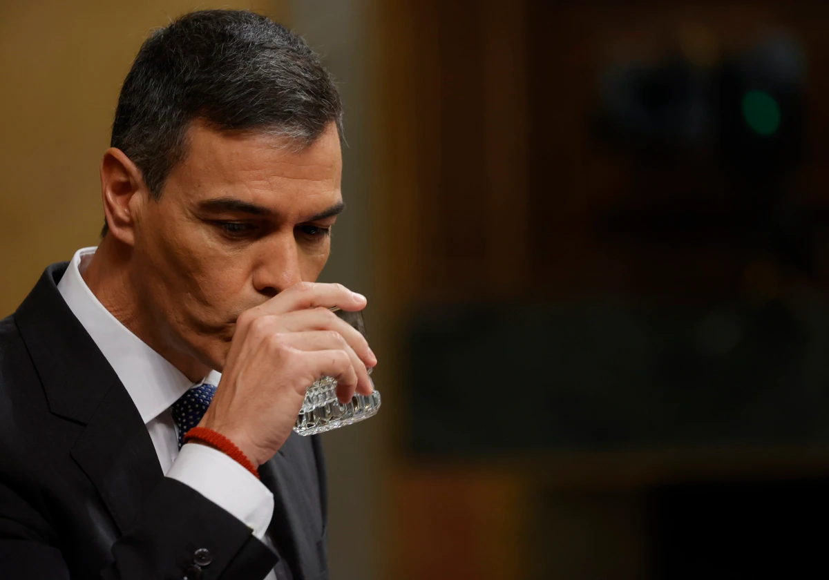 Sánchez, haciendo una pausa en su intervención en la tribuna del Congreso para beber agua