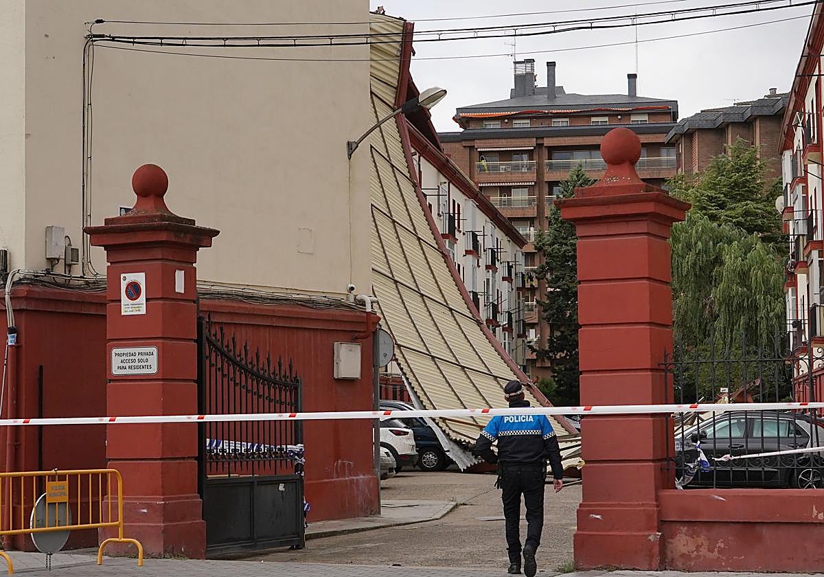 Tejado desprendido por las fuertes rachas de viento en Valladolid