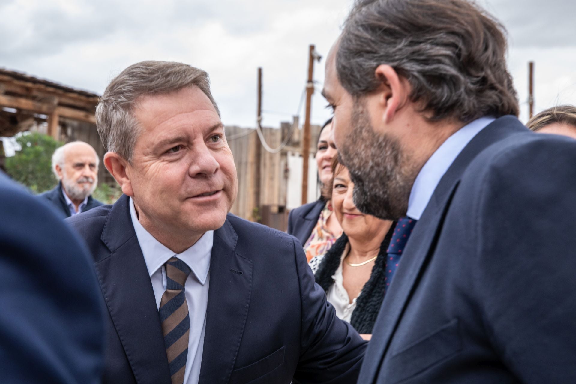 Emiliano García-Page saluda a Paco Núñez, líder del PP