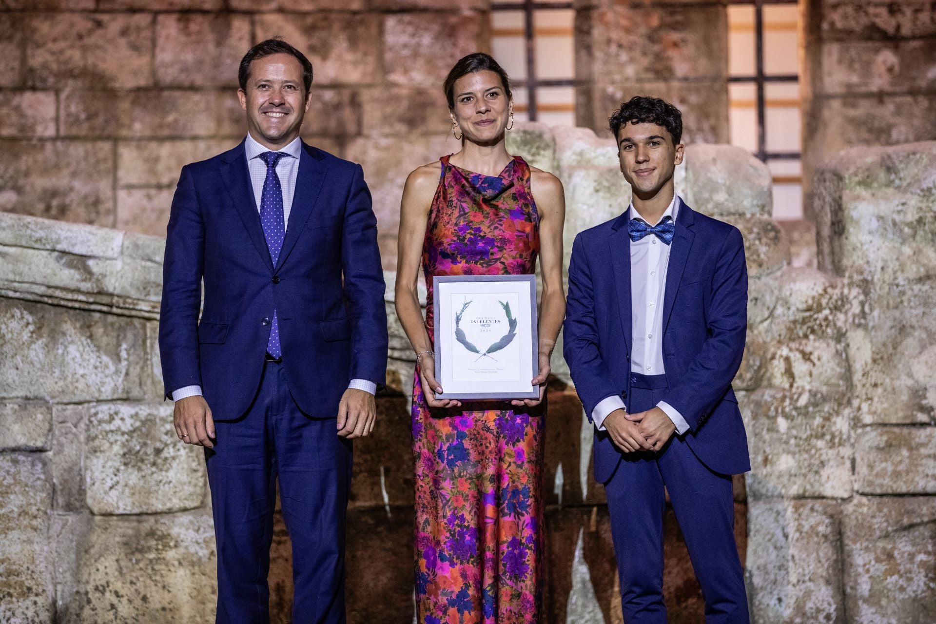 El alcalde, Carlos Velázquez, con la atleta toledana Irene Sánchez Escribano,  premiada en la gala