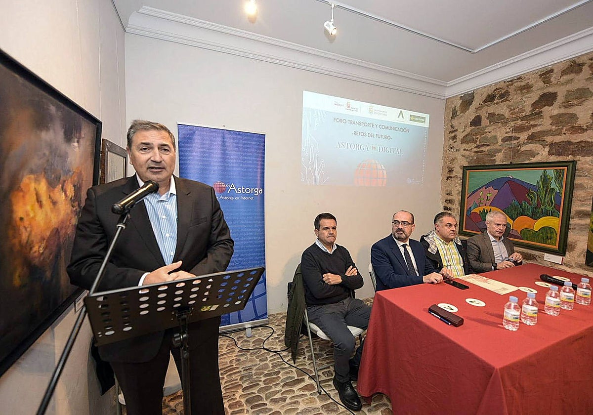 Los alcaldes de Astorga y Ponferrada, José Luis Nieto y Marco Antonio Morala, respectivamente, y el presidente de la Cámara de Comercio de Astorga, Juan José Alonso Martínez. participan en el foro sobre 'Los retos y el futuro del transporte ferroviario en el noroeste'