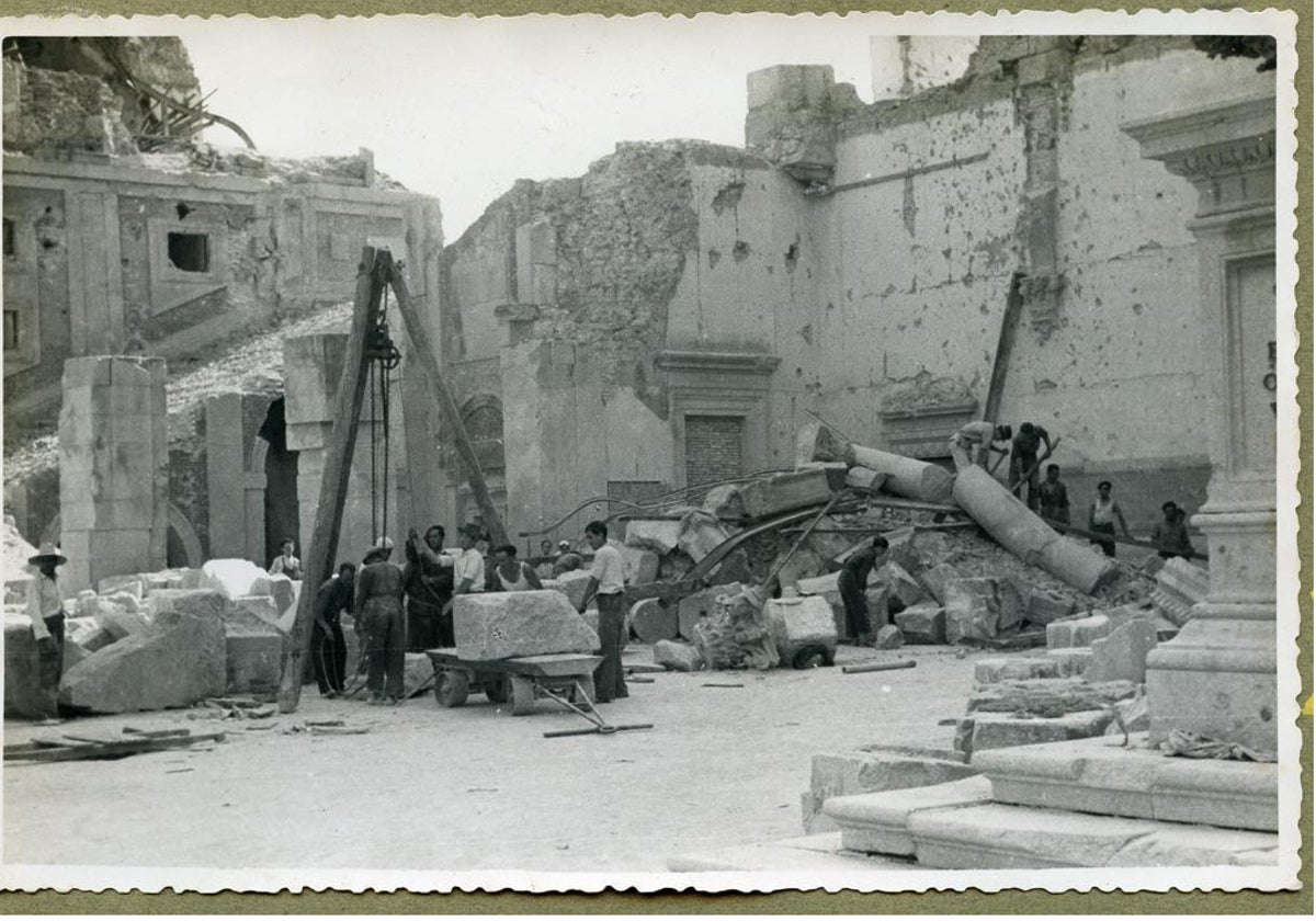 Obras de desescombro del patio de Carlos V en el año 1944