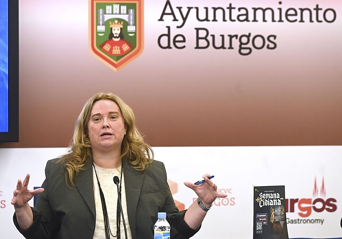La alcaldesa de Burgos, Cristina Ayala, en una rueda de prensa este jueves