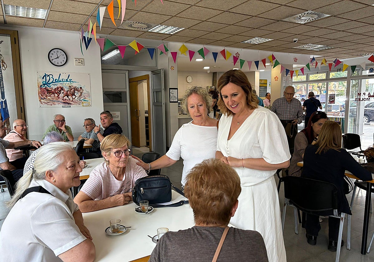 La alcaldesa de Valencia, María José Catalá, visita la asociación vecinal de Nou Moles