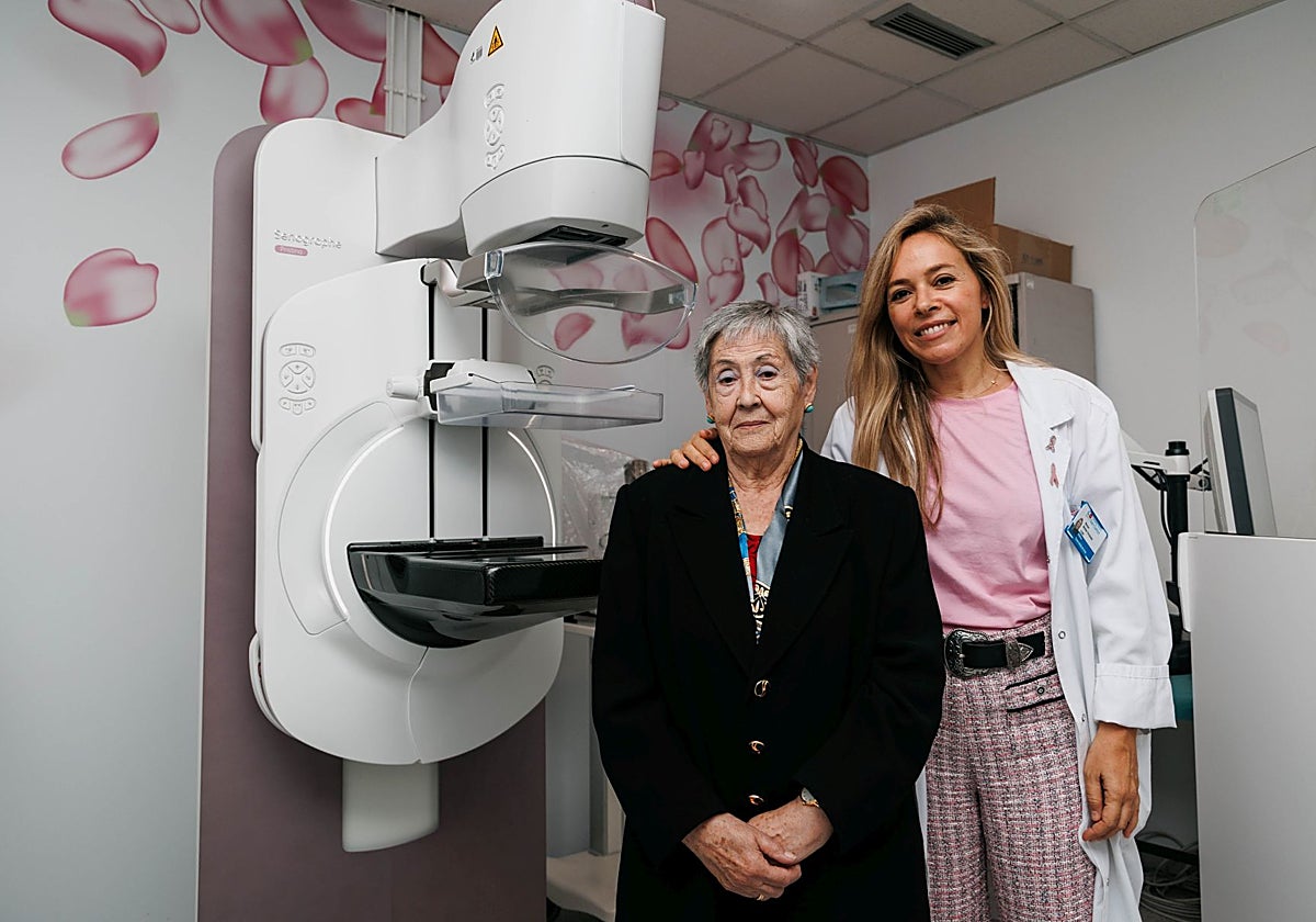 Juana, con la doctora Montes, en el Hospital Clínico