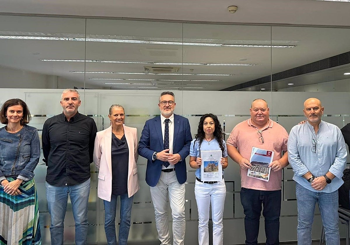 Los alcaldes de los municipios por donde pasará el nuevo sendero y el diputado provoincial Antonio Díaz