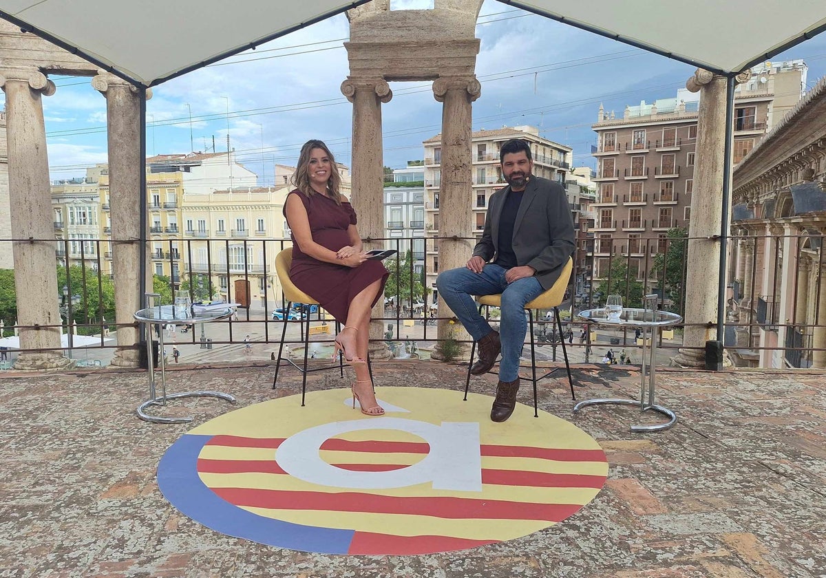 Imagen de Marta Ventura i Vicent Baydal en la Catedral de Valencia durante la retransmisión del Nou d'Octubre en À Punt