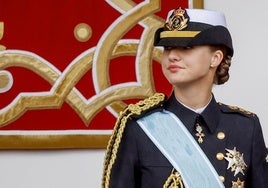 La Princesa Leonor estrena el uniforme '14 botones' de la Armada