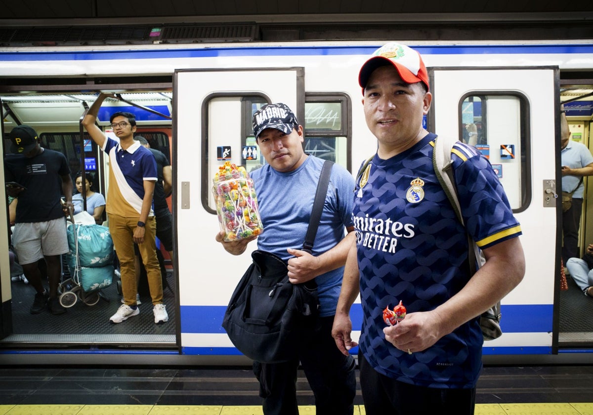 Los vendedores ambulantes limeños, Raúl y Carlos, en el andén de la parada del metro de Sol (línea 2)