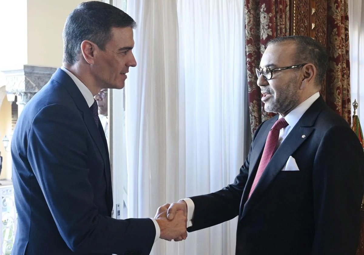 El presidente del Gobierno español, Pedro Sánchez (i), y el rey de Marruecos, Mohamed VI (d), se saludan con motivo del primer viaje oficial de Sánchez de esta legislatura a Marruecos, a 21 de febrero de 2024, en Rabat (Marruecos).