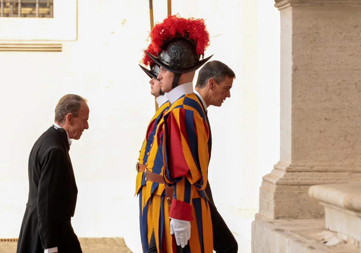 Pedro Sánchez llega al patio de San Dámaso en el Vaticano antes de verse con el Papa Francisco