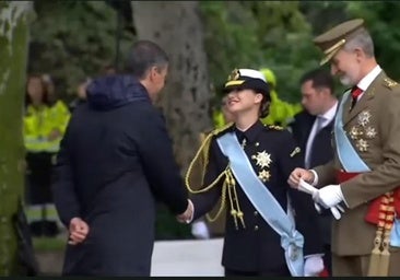 La Princesa Leonor estrena el uniforme '14 botones' de la Armada