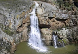 Un atleta francés se juega la vida para batir un récord mundial saltando desde una cascada de Jaén