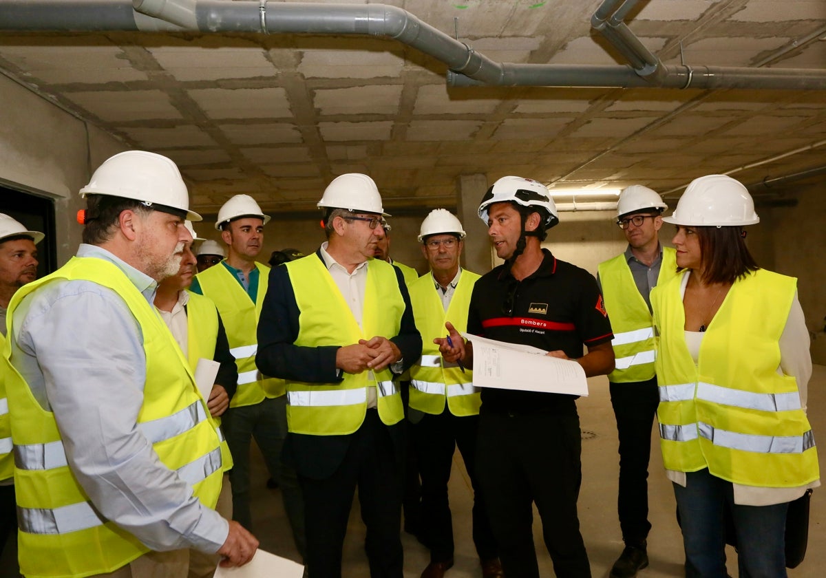 El presidente de la Diputación de Alicante, Toni Pérez, en la visita al nuevo parque auxiliar de Bomberos de Villena