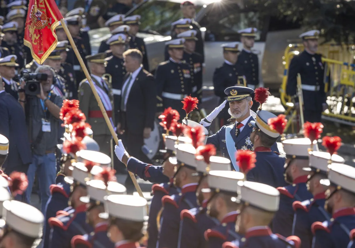 El Rey pasa revista en el desfile por el Día de la Fiesta Nacional del año pasado