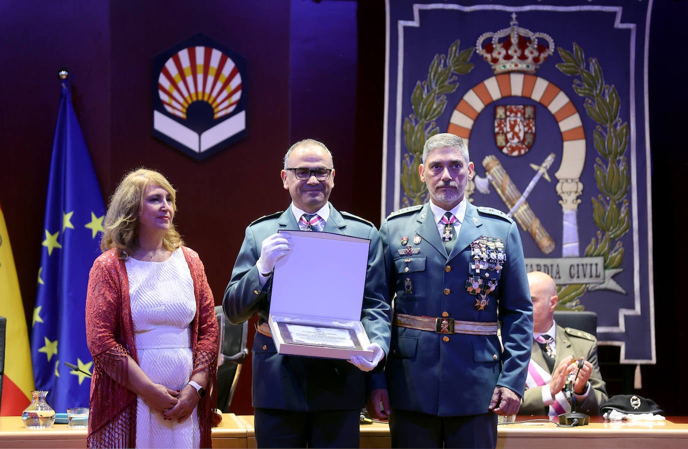 Fotos: el desfile y las condecoraciones de la Guardia Civil de Córdoba por el día de su patrona