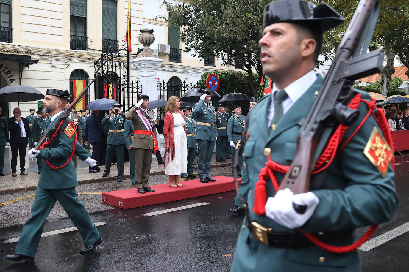 Fotos: el desfile y las condecoraciones de la Guardia Civil de Córdoba por el día de su patrona