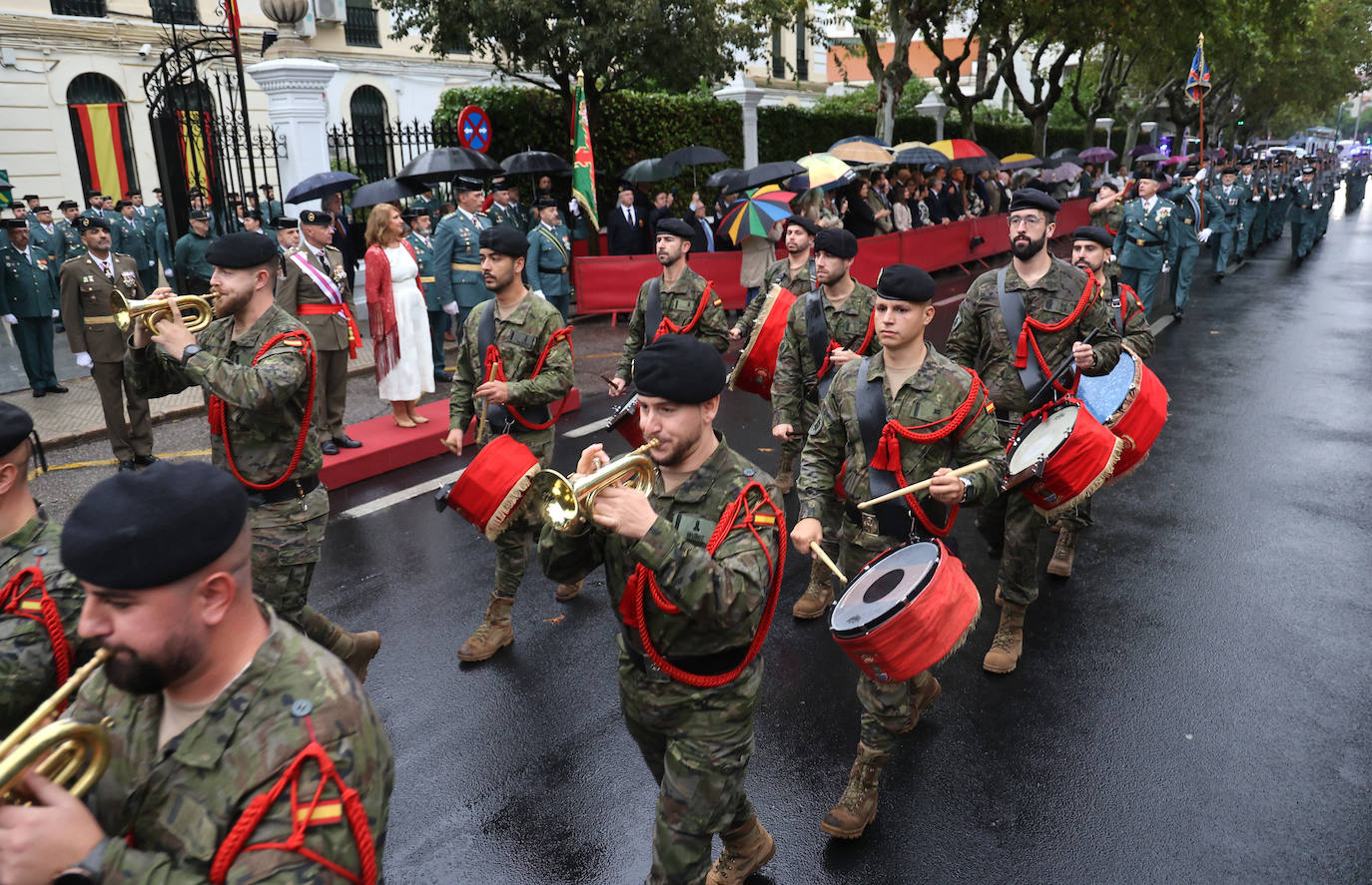 Fotos: el desfile y las condecoraciones de la Guardia Civil de Córdoba por el día de su patrona