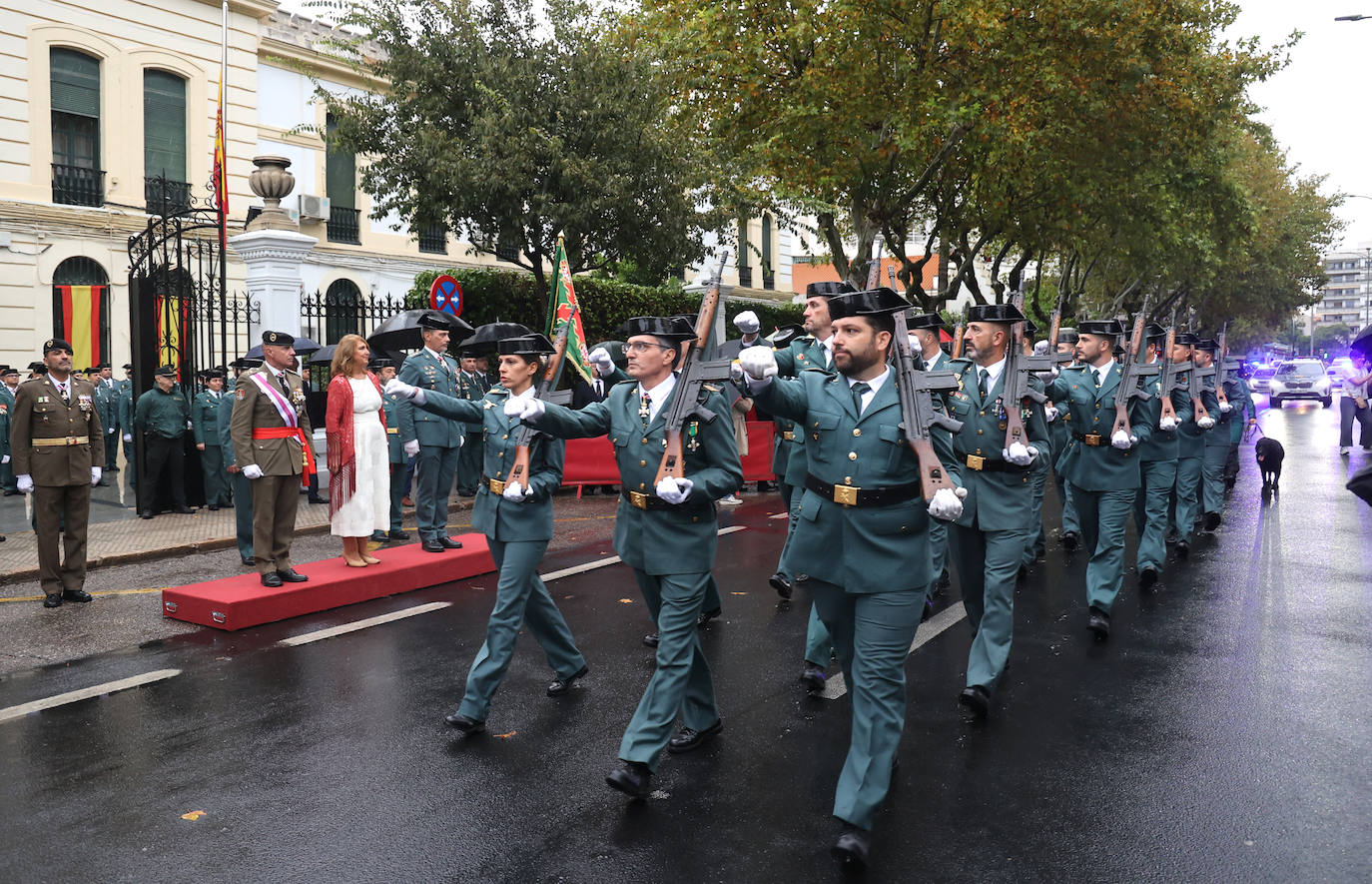 Fotos: el desfile y las condecoraciones de la Guardia Civil de Córdoba por el día de su patrona