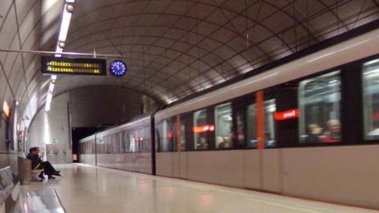 Detenido un joven por arrojar a su pareja a las vías poco antes de pasar el metro en Erandio (Bilbao)