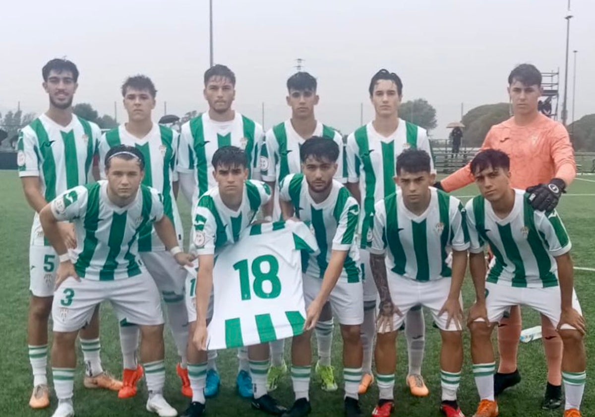 Los jugadores del Córdoba CF juvenil posan con la camiseta de Álvaro Prieto y su dorsal 18