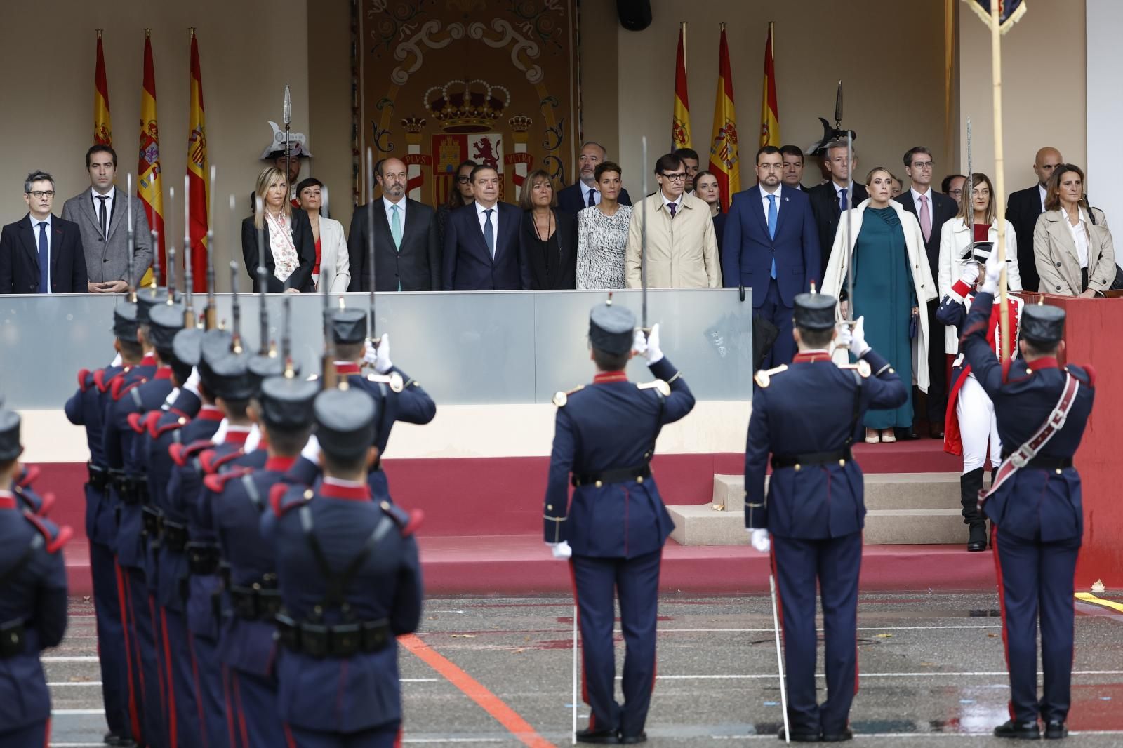 Las autoridades políticas y las fuerzas militares, esperando en pie la llegada del Rey Felipe,  la Reina y la Princesa de Asturias