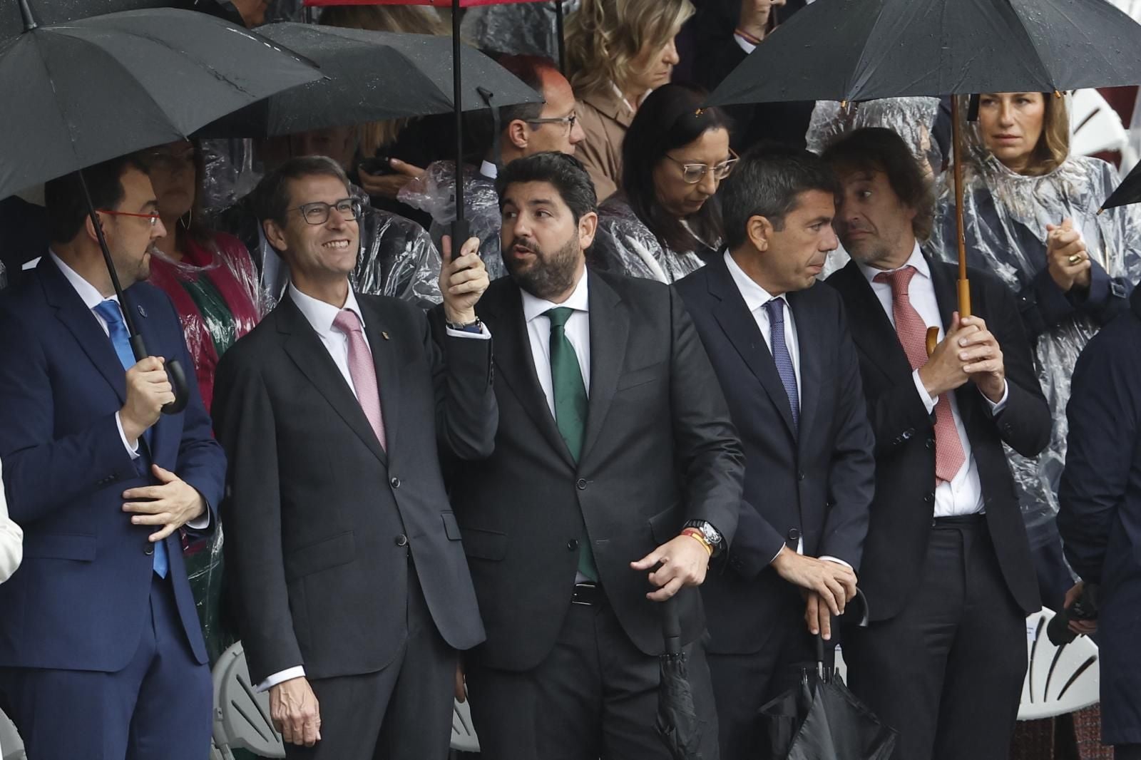 Los presidentes de La Rioja, Asturias, Murcia y Comunidad Valenciana junto a otros líderes regionales, esperando al inicio del acto para conmemorar el Día de la Hispanidad